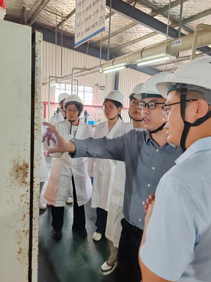 图片4学院委派的“科技副总”在企业进行技术指导.png